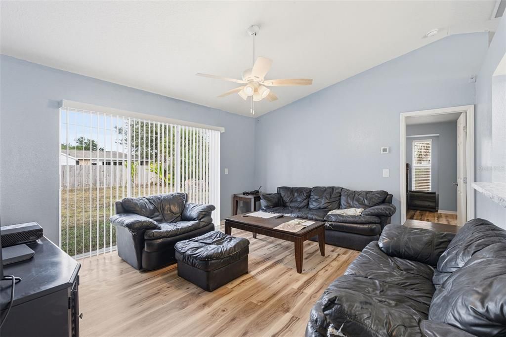 For Sale: $260,000 (3 beds, 2 baths, 1250 Square Feet)