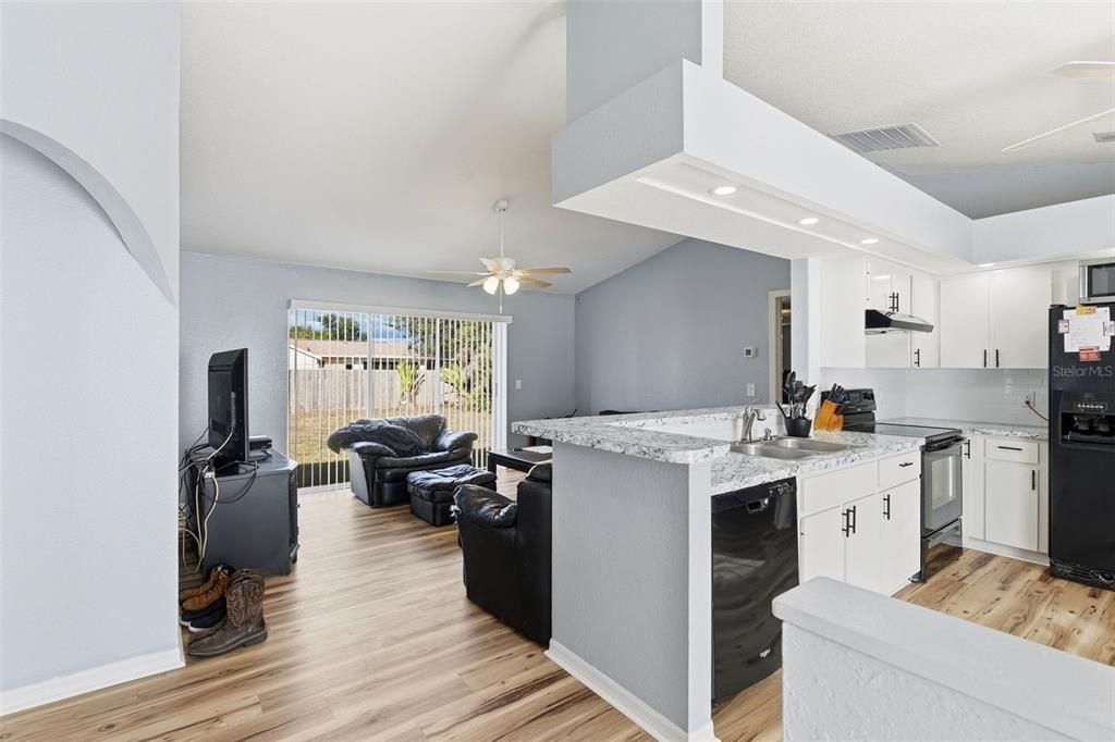 For Sale: $260,000 (3 beds, 2 baths, 1250 Square Feet)