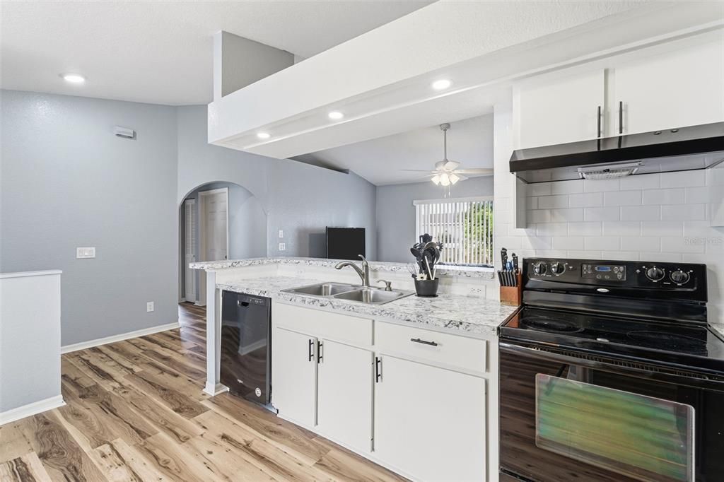 For Sale: $260,000 (3 beds, 2 baths, 1250 Square Feet)