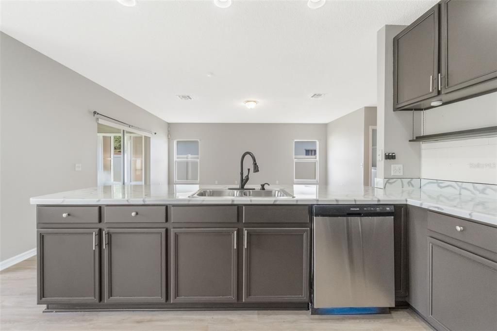 En Venta: $415,000 (4 camas, 2 baños, 2847 Pies cuadrados)