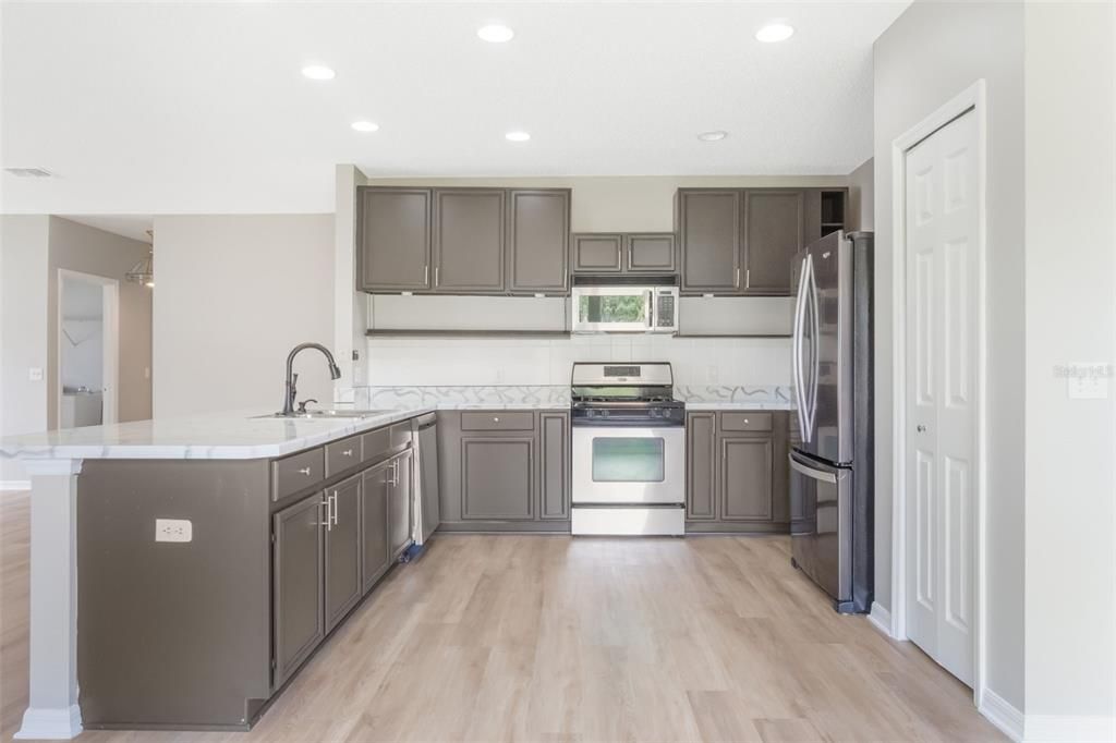 En Venta: $415,000 (4 camas, 2 baños, 2847 Pies cuadrados)