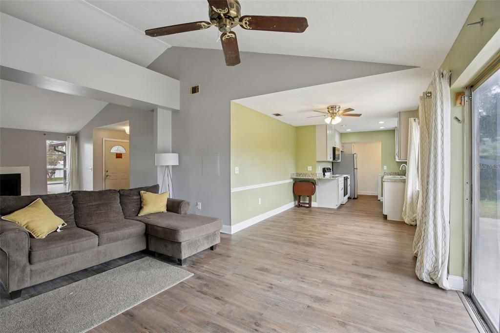 На продажу: $290,000 (3 спален, 2 ванн, 1424 Квадратных фут)