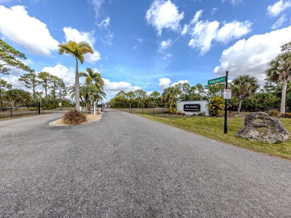 待售: $615,000 (4.03 acres)