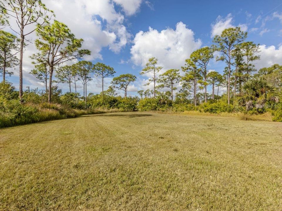 待售: $615,000 (4.03 acres)