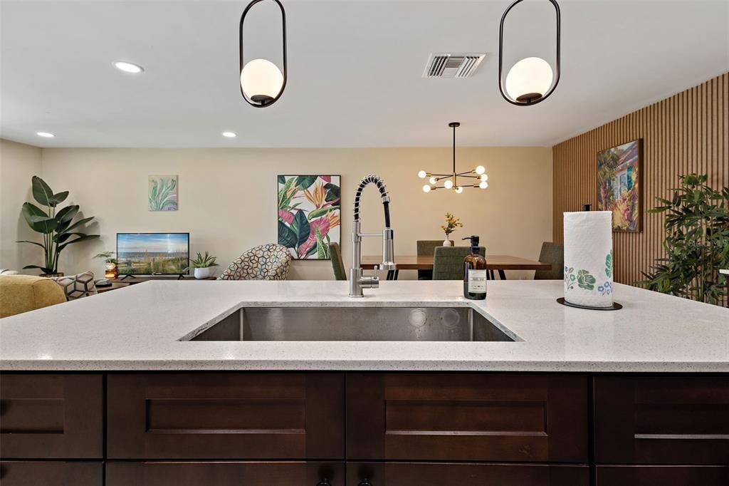 En Venta: $545,000 (3 camas, 2 baños, 2045 Pies cuadrados)