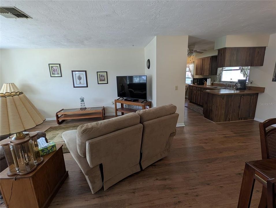 На продажу: $220,000 (2 спален, 1 ванн, 1450 Квадратных фут)