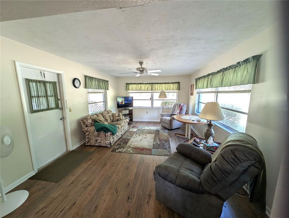 На продажу: $220,000 (2 спален, 1 ванн, 1450 Квадратных фут)