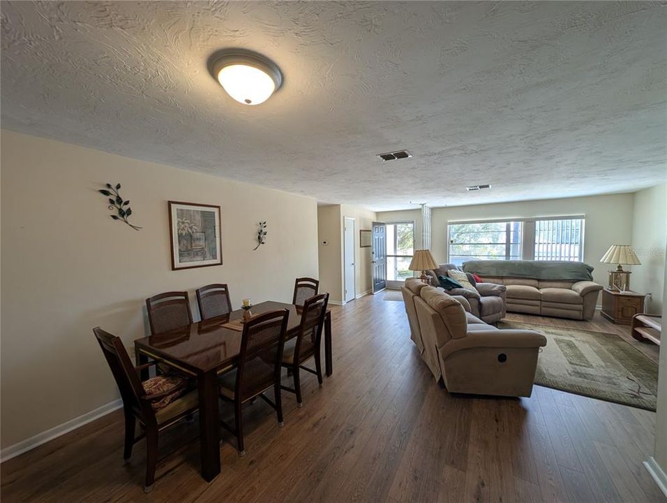 На продажу: $220,000 (2 спален, 1 ванн, 1450 Квадратных фут)