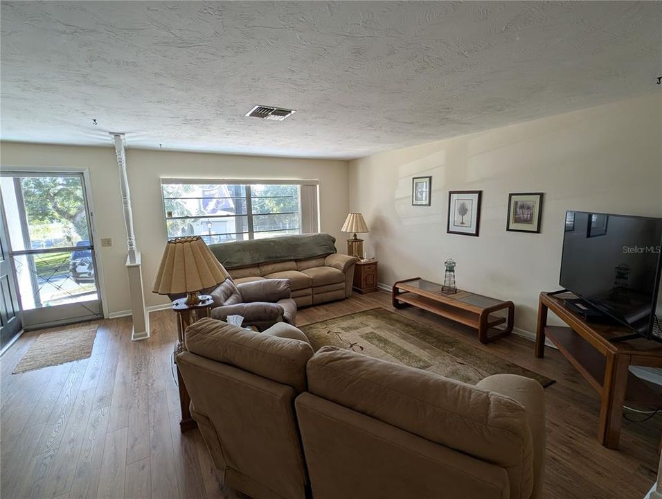 На продажу: $220,000 (2 спален, 1 ванн, 1450 Квадратных фут)