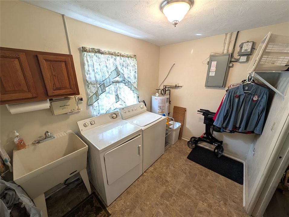 На продажу: $220,000 (2 спален, 1 ванн, 1450 Квадратных фут)