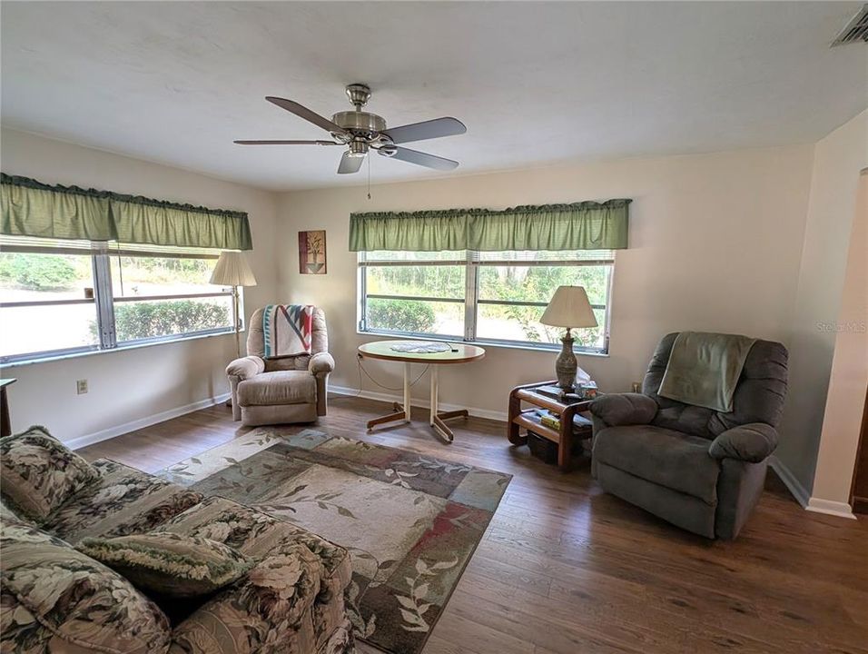 На продажу: $220,000 (2 спален, 1 ванн, 1450 Квадратных фут)