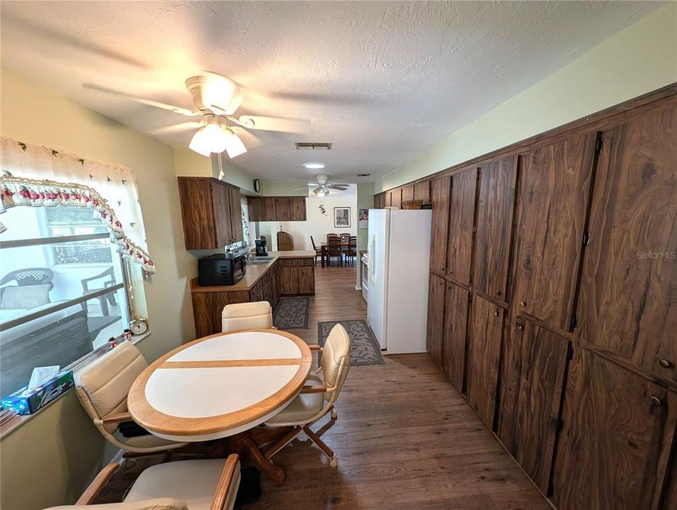 На продажу: $220,000 (2 спален, 1 ванн, 1450 Квадратных фут)