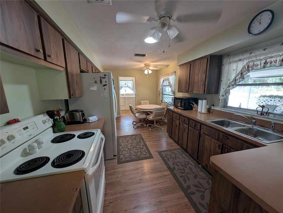 На продажу: $220,000 (2 спален, 1 ванн, 1450 Квадратных фут)