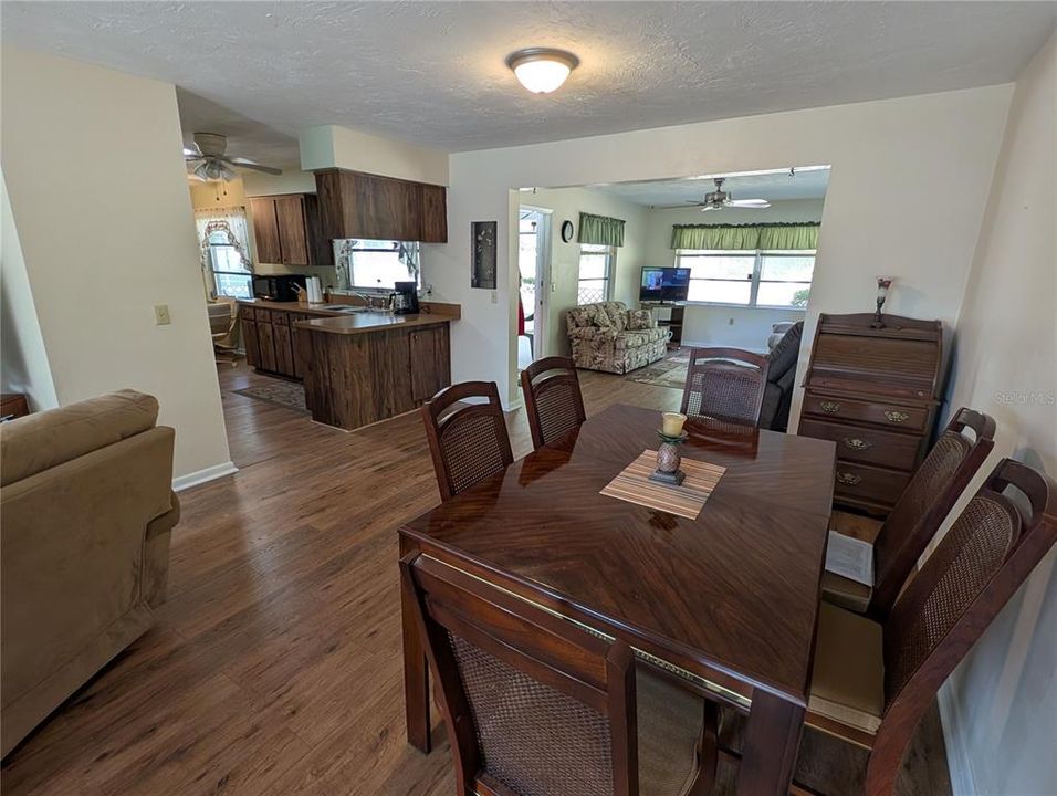 На продажу: $220,000 (2 спален, 1 ванн, 1450 Квадратных фут)