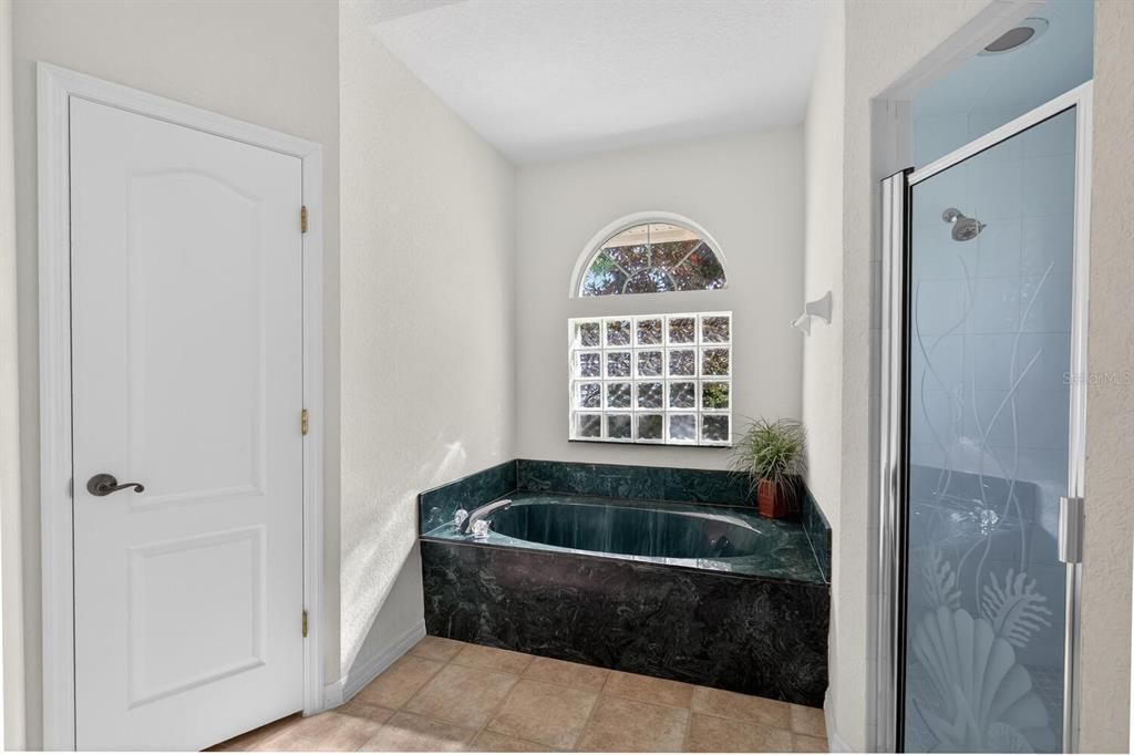 待售: $795,000 (4 贝兹, 2 浴室, 2330 平方英尺)