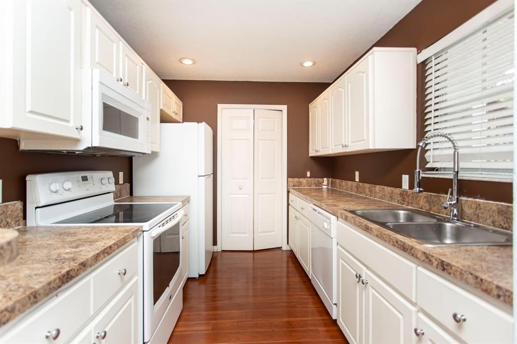 На продажу: $150,000 (2 спален, 2 ванн, 1008 Квадратных фут)