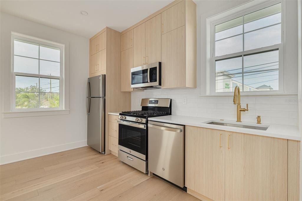 Под контрактом: $1,399,900 (4 спален, 4 ванн, 3086 Квадратных фут)