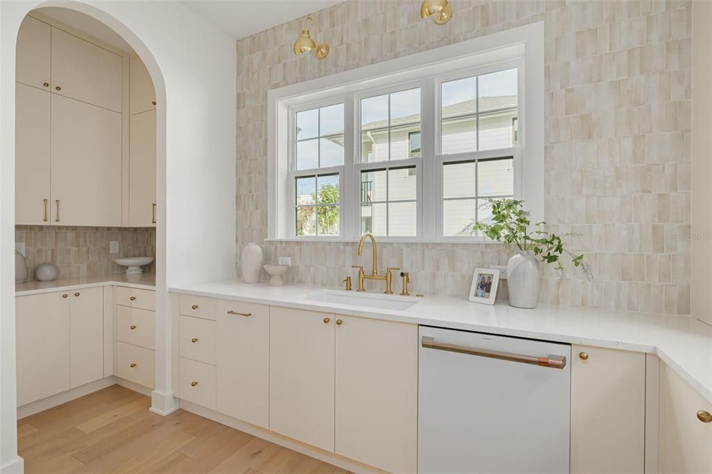 Под контрактом: $1,399,900 (4 спален, 4 ванн, 3086 Квадратных фут)