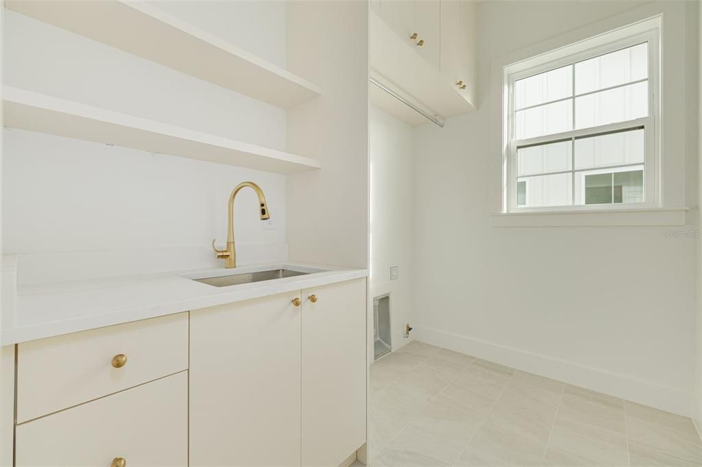 Под контрактом: $1,399,900 (4 спален, 4 ванн, 3086 Квадратных фут)