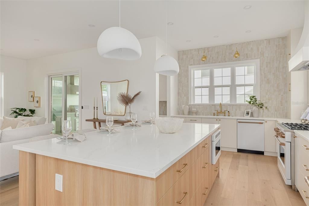 Под контрактом: $1,399,900 (4 спален, 4 ванн, 3086 Квадратных фут)