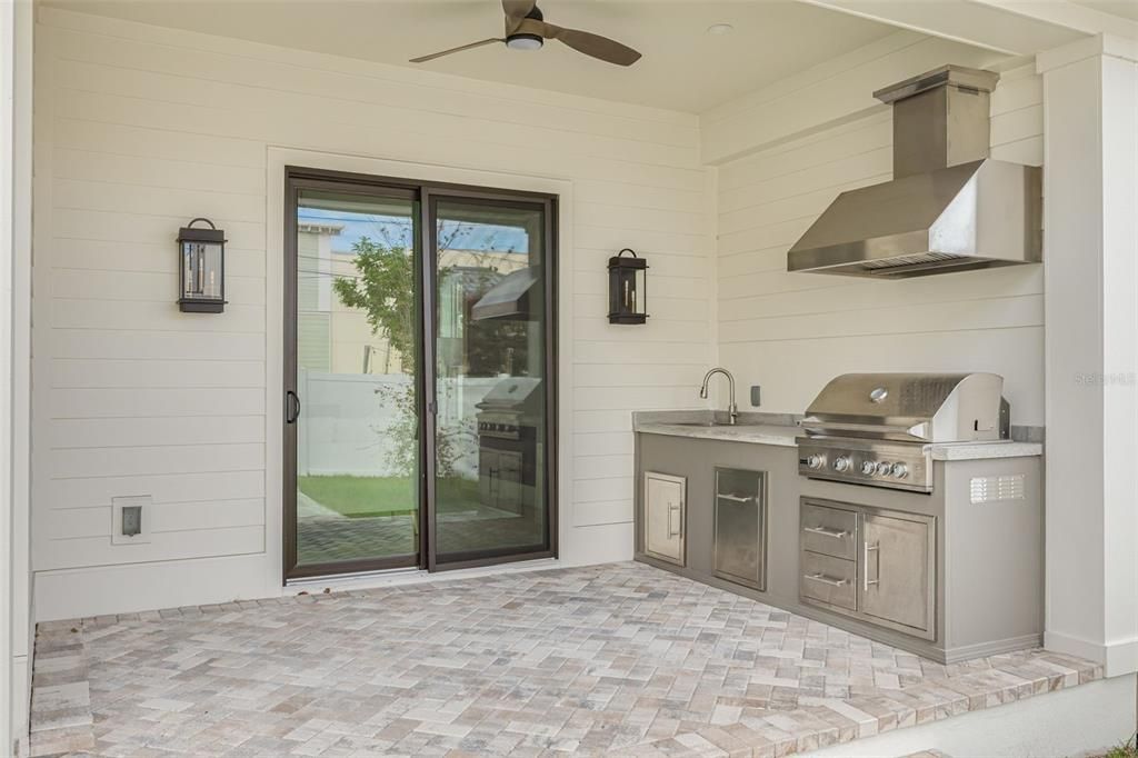 Под контрактом: $1,399,900 (4 спален, 4 ванн, 3086 Квадратных фут)