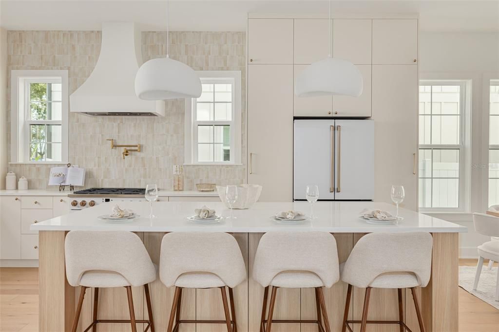 Под контрактом: $1,399,900 (4 спален, 4 ванн, 3086 Квадратных фут)