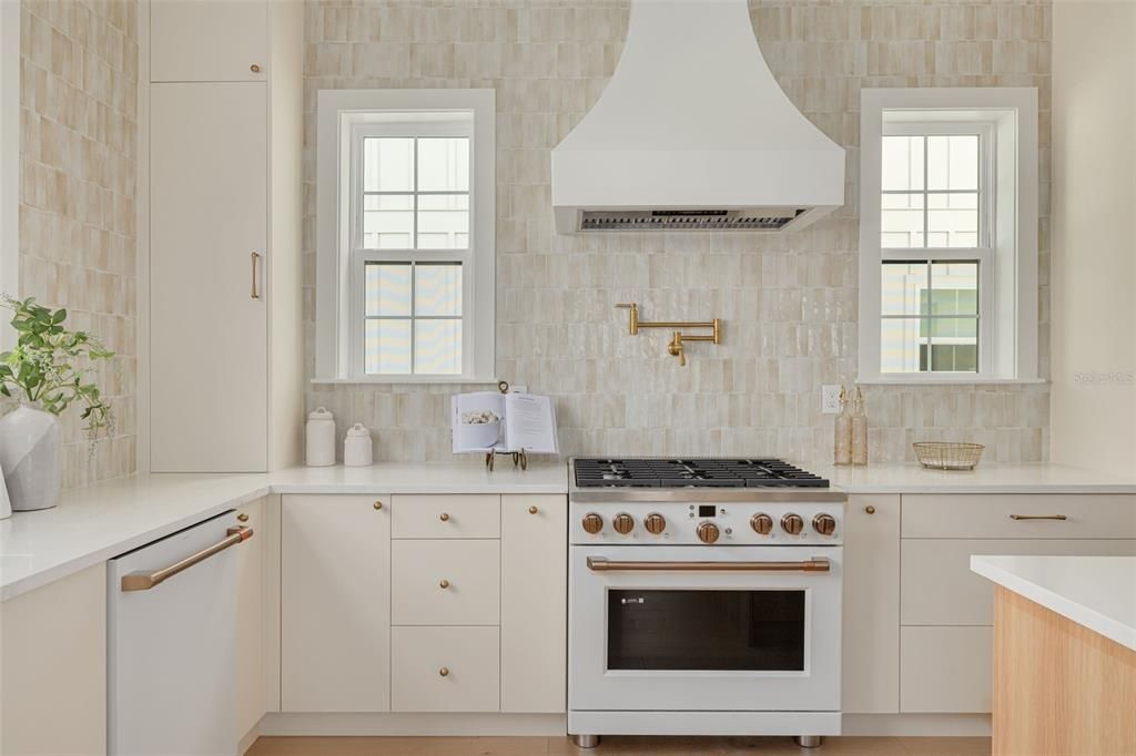 Под контрактом: $1,399,900 (4 спален, 4 ванн, 3086 Квадратных фут)