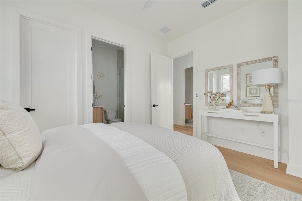 Под контрактом: $1,399,900 (4 спален, 4 ванн, 3086 Квадратных фут)