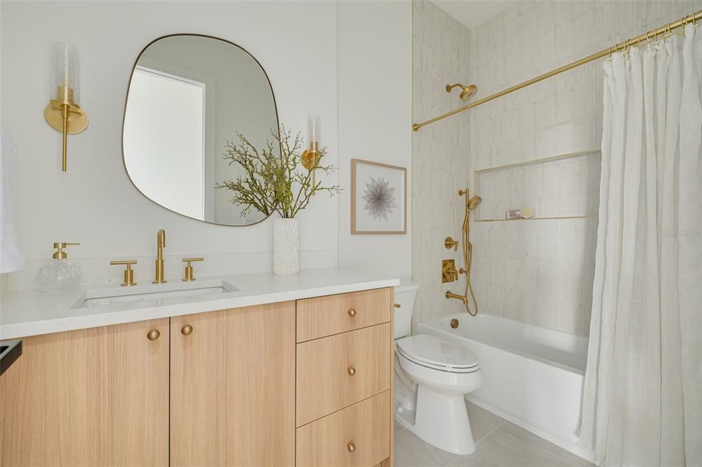 Под контрактом: $1,399,900 (4 спален, 4 ванн, 3086 Квадратных фут)