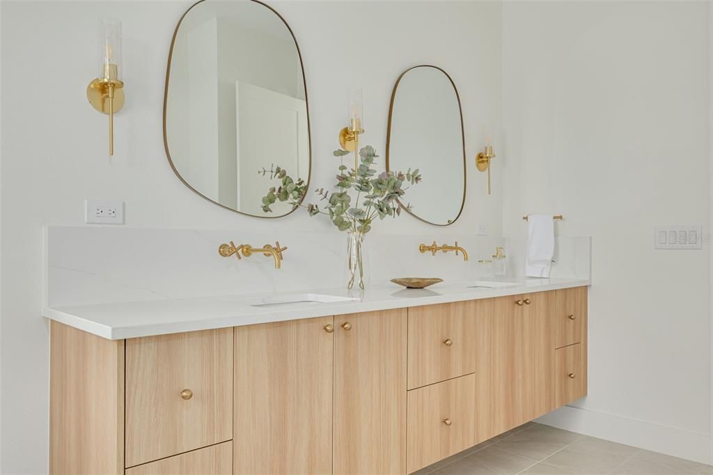 Под контрактом: $1,399,900 (4 спален, 4 ванн, 3086 Квадратных фут)