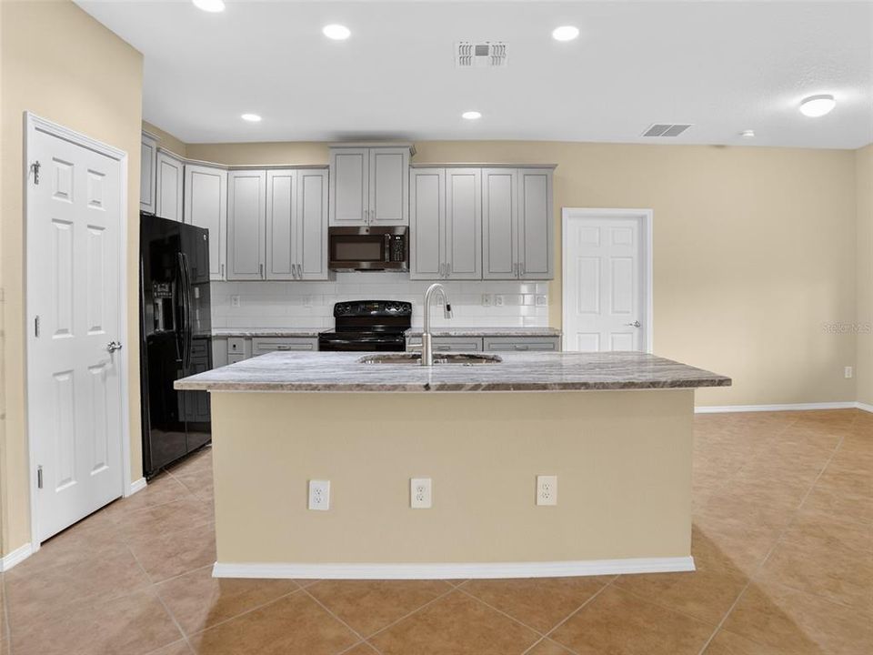 待售: $440,000 (3 贝兹, 2 浴室, 2183 平方英尺)