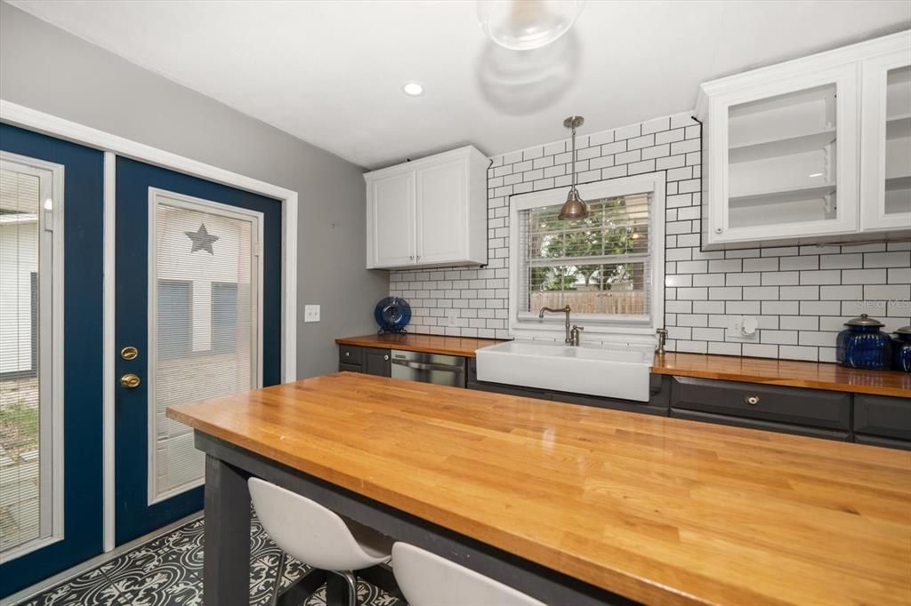 For Sale: $425,000 (5 beds, 3 baths, 1980 Square Feet)