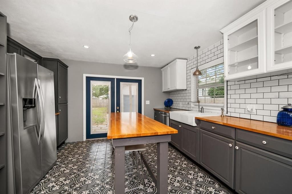 For Sale: $425,000 (5 beds, 3 baths, 1980 Square Feet)