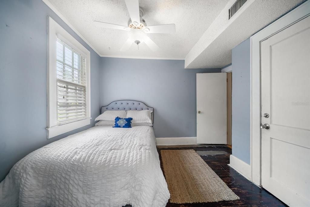 For Sale: $425,000 (5 beds, 3 baths, 1980 Square Feet)