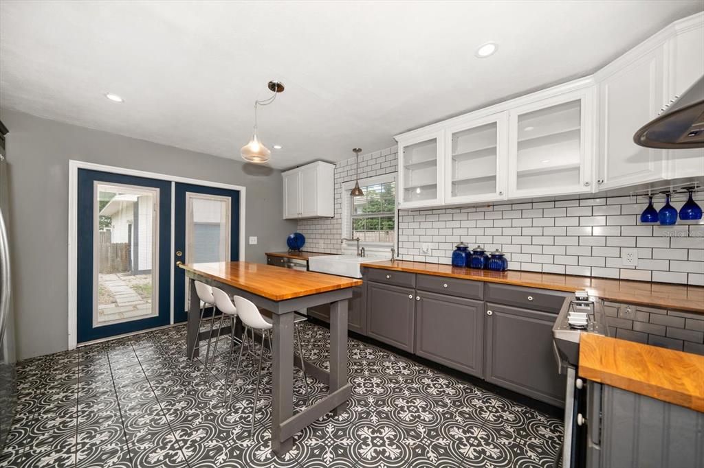 For Sale: $425,000 (5 beds, 3 baths, 1980 Square Feet)