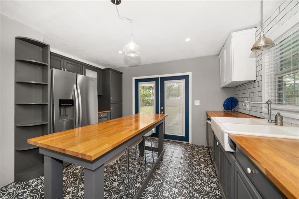 For Sale: $425,000 (5 beds, 3 baths, 1980 Square Feet)