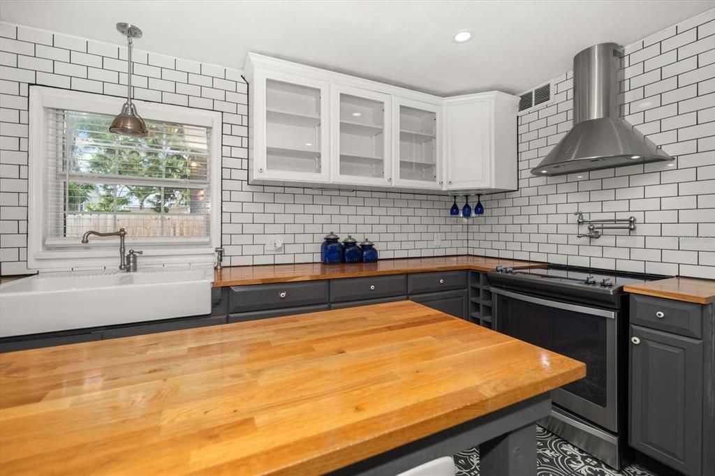 For Sale: $425,000 (5 beds, 3 baths, 1980 Square Feet)