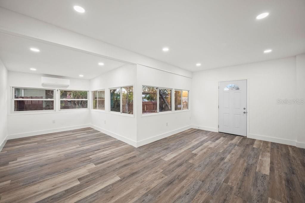 For Sale: $249,000 (3 beds, 2 baths, 1098 Square Feet)