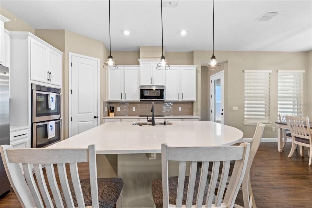 En Venta: $715,000 (5 camas, 3 baños, 2808 Pies cuadrados)