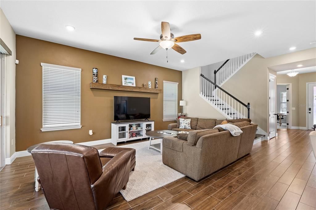 En Venta: $715,000 (5 camas, 3 baños, 2808 Pies cuadrados)