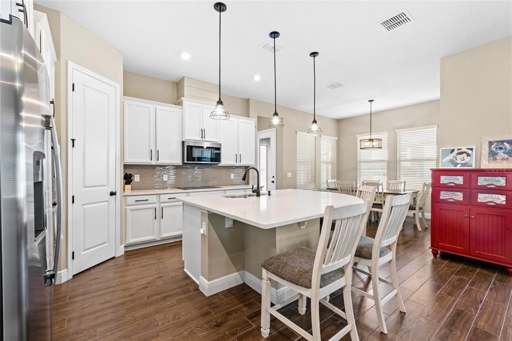 En Venta: $715,000 (5 camas, 3 baños, 2808 Pies cuadrados)