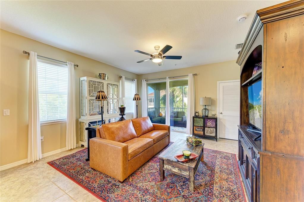 En Venta: $315,000 (3 camas, 2 baños, 1675 Pies cuadrados)