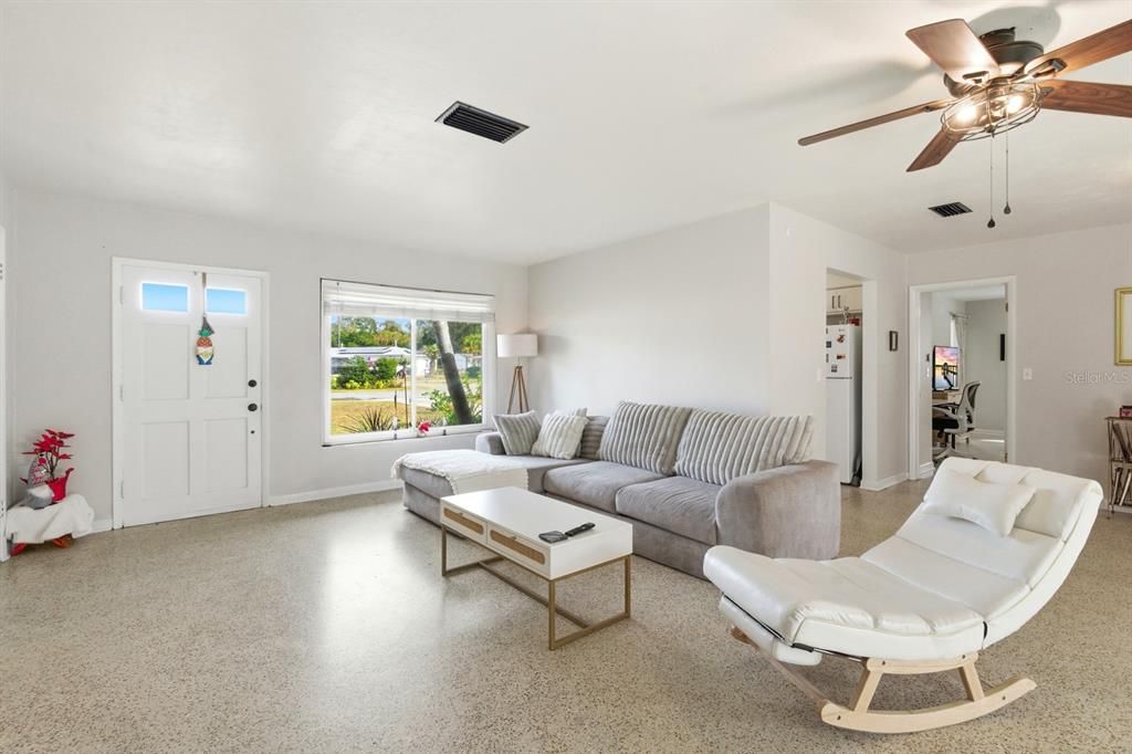 En Venta: $317,000 (3 camas, 2 baños, 1481 Pies cuadrados)