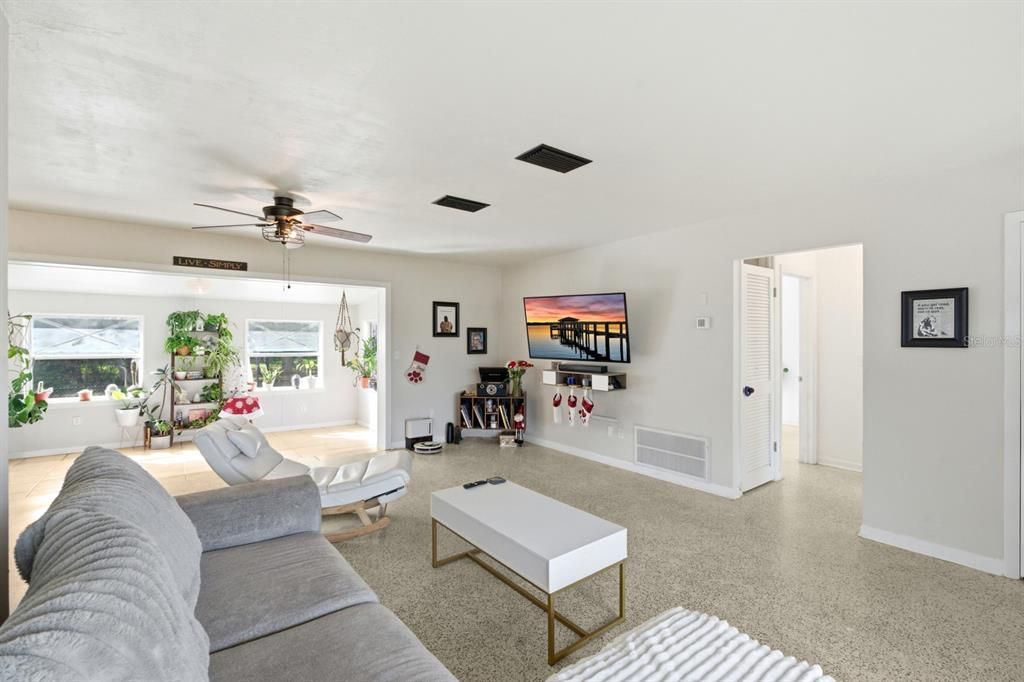 En Venta: $317,000 (3 camas, 2 baños, 1481 Pies cuadrados)