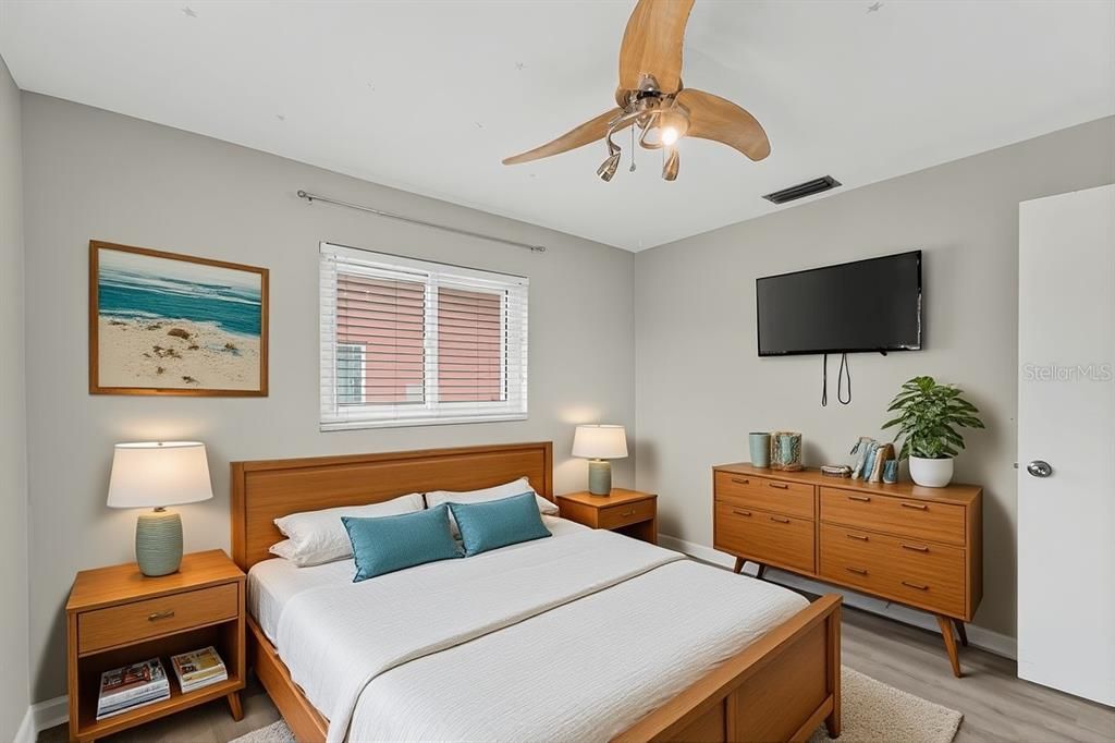 For Sale: $419,000 (3 beds, 1 baths, 1061 Square Feet)