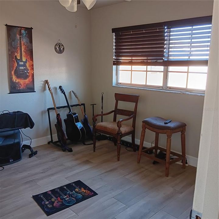 For Sale: $154,900 (2 beds, 2 baths, 919 Square Feet)