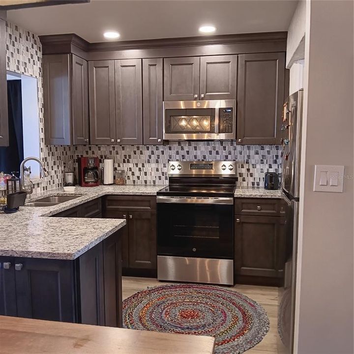 For Sale: $154,900 (2 beds, 2 baths, 919 Square Feet)