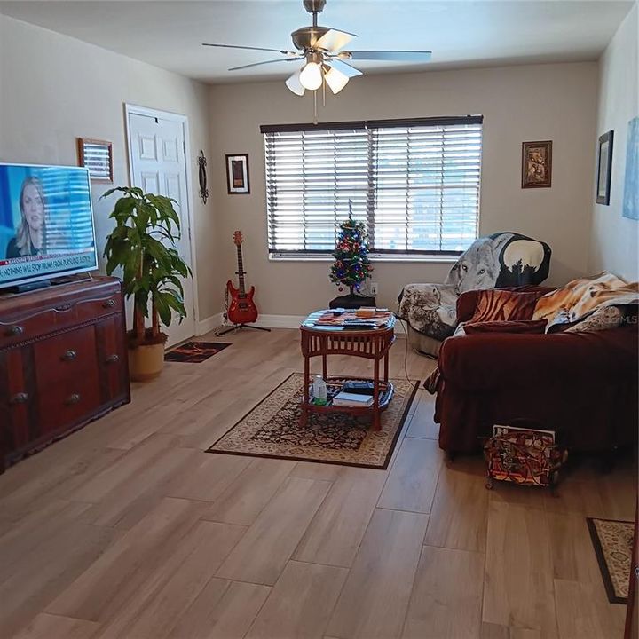 For Sale: $154,900 (2 beds, 2 baths, 919 Square Feet)