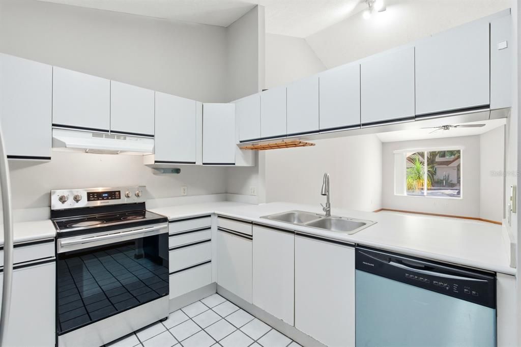 For Sale: $197,000 (2 beds, 2 baths, 1296 Square Feet)