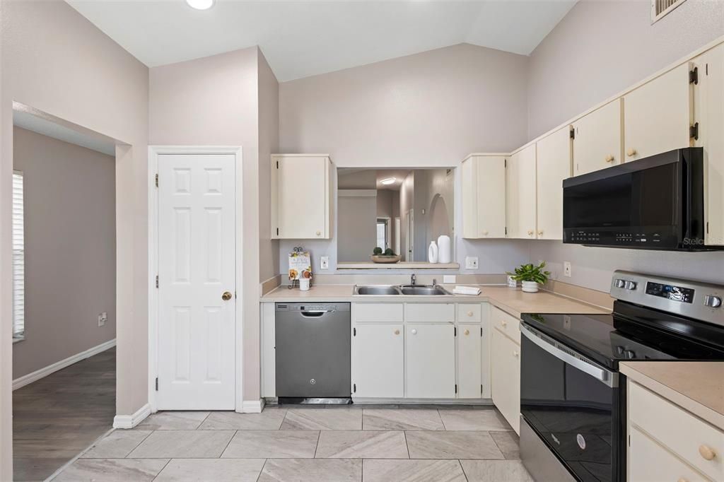 待售: $350,000 (3 贝兹, 2 浴室, 1422 平方英尺)